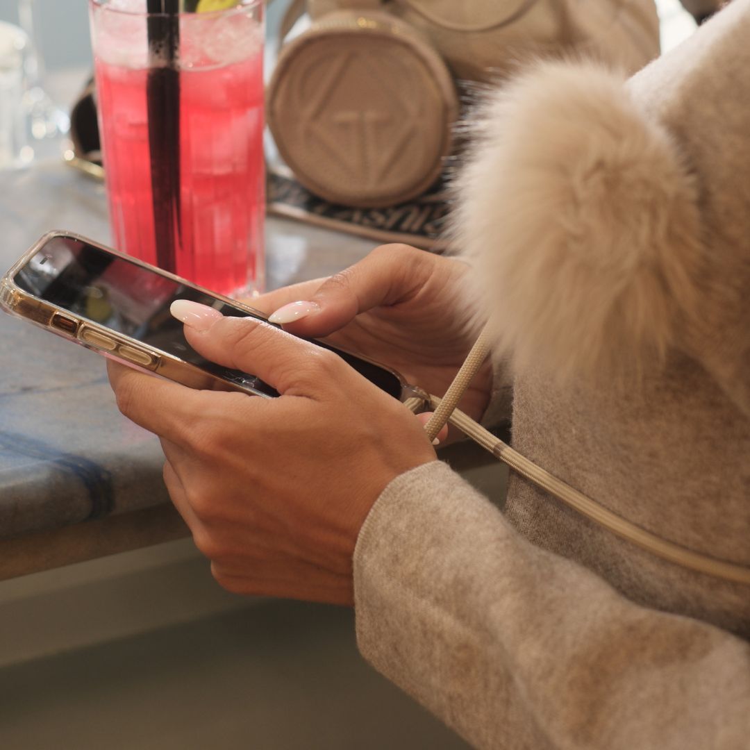 Handy-Case mit Kette - Giusy Lamattina